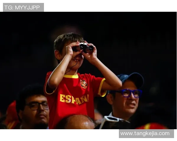 足球明星携手手机自拍分享训练生活精彩瞬间与球迷互动新方式